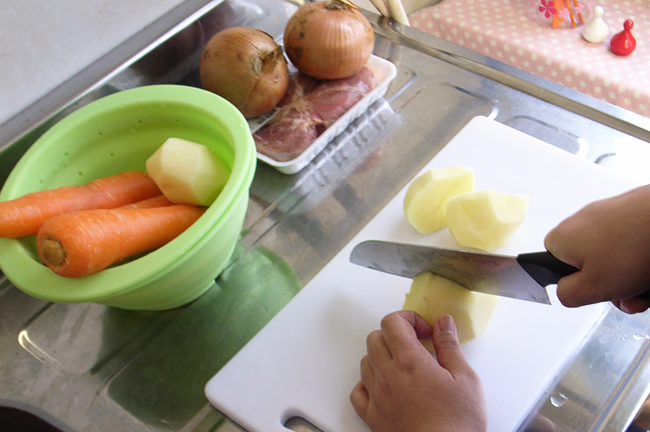 お野菜とお肉をざっくり切る写真